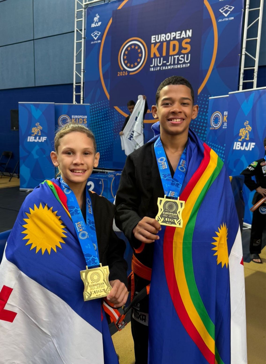 Jovens atletas do jiu-jitsu, Mago e Galego conquistam medalha de ouro e bronze no Europeu Kids