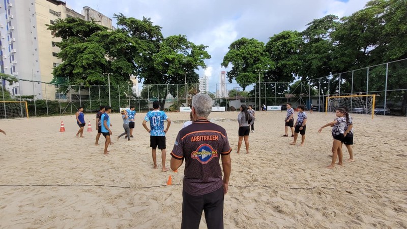 Evento da Secretaria de Esportes contou com atividades de atletismo e queimado no Parque Santos Dumont.