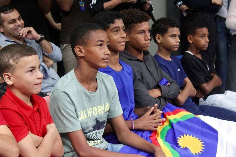 Jovens recebem kits esportivos para a disputa de torneio internacional representando o time Nação Pernambuco em junho.